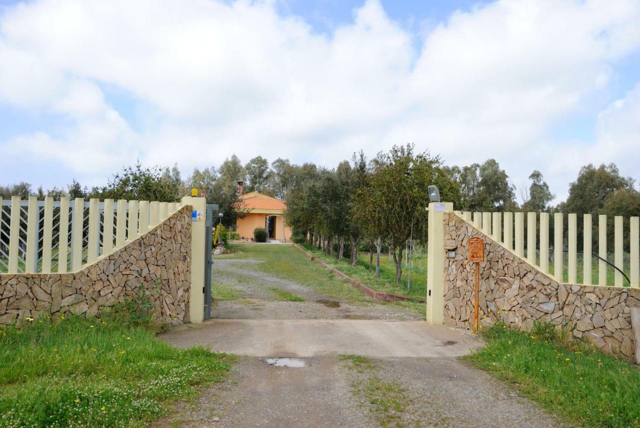 Tra Mare E Monti Apartamento Santa Giusta Exterior foto